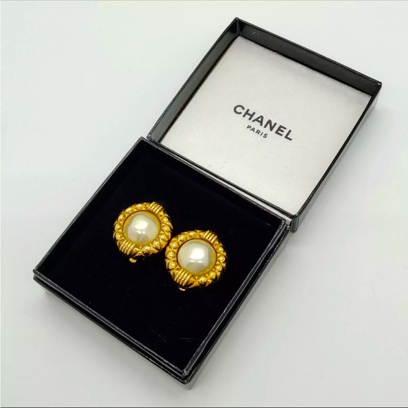 Authentic 🌸CHANEL 🌸Gold plated with Pearl clip on Earrings - Picture 1 of 9